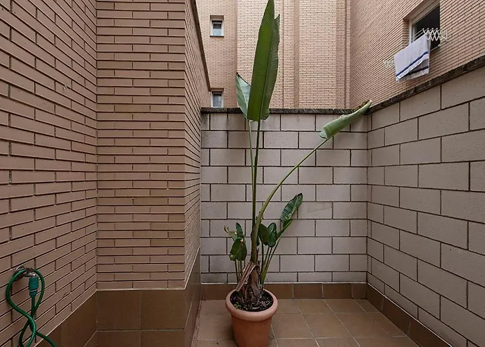 Tibula Sur Parking דירה